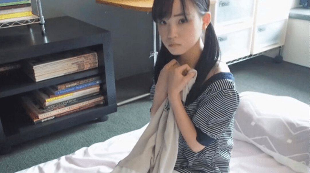 お布団をオネショで汚して困ってるララちゃん