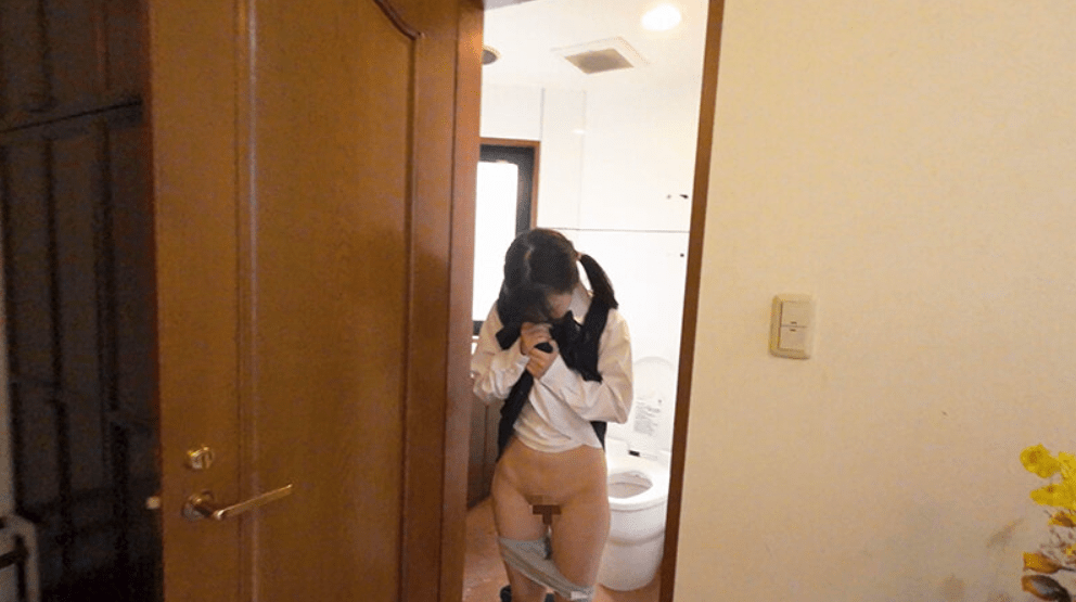 トイレでパンツを下げた好花ちゃん