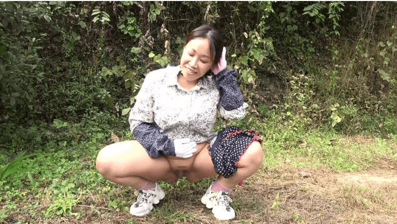 畑での作業中に放尿する熟女